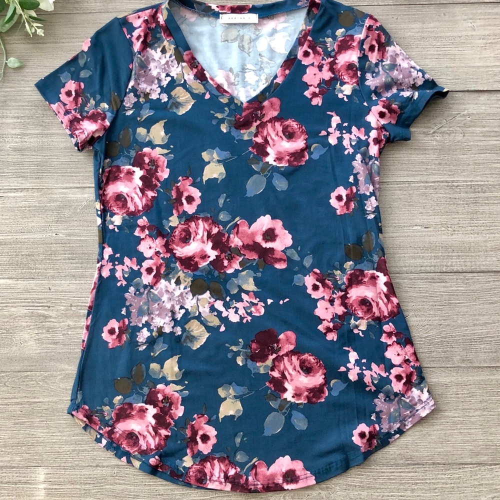 🌸 Short sleeve, V neck, floral print top